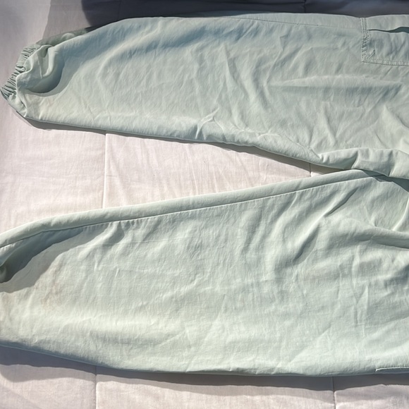 H&M light green stretchy and baggy cargo pants - Picture 6 of 6